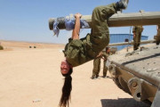 【悲報】イスラエルの女兵士さん、戦場を舐めすぎてる