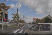 【動画】信号機のない横断歩道で歩行者がいたので一時停止した結果…