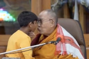 炎上中の少年にキスを迫るダライ・ラマの動画、キモすぎてきついｗｗｗｗｗｗｗｗｗ