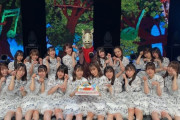 この集合写真の馬の存在感ワロタｗｗｗ【日向坂46】