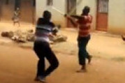 【動画】 アフリカ人、棍棒でチャンバラをしてしまう ⇒ 衝撃のダブルKO