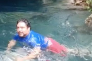 【動画】川の流れを甘くみて滝に飲まれてしまった男の映像。