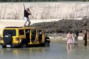 高級外車Jeepで海に乗り入れポーズ…「写真映え」狙う迷惑客　宮古島のレンタカー店悲鳴