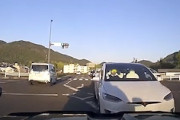 【岐阜】オートパイロット中のテスラに正面から突っ込まれてしまったプラドの車載。