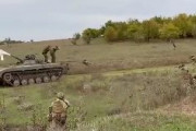 【動画】ロシア兵、主砲に白旗くくりつけて歩兵戦闘車ごと投降してしまう