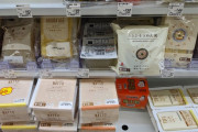 ローソンに行ったら「NATTO」「ABURA AGE」「TOFU」とかいう謎の商品を売ってた