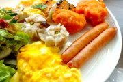 ホテルの朝食バイキングで食べるもの「ウインナー」「スクランブルエッグ」あと1つは？