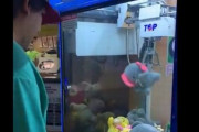 【動画】「クレーンゲームでゾウのぬいぐるみゲット！……ん？」　→　次の瞬間、あまりに予想外すぎる最高の景品が出てきてしまうｗｗｗｗｗ