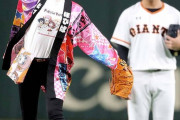 女性声優の始球式を見る巨人・桜井さんwwww