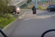 【動画】女の子の動きにヒヤリとするバイクドラレコ「危なかった…ゆっくり走れば事故は防げる」