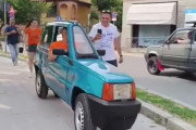 世界最薄のフィアット·パンダ改造車、幅50cmで実動