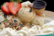 ファミレスで、私「フルーツヨーグルトサンデーとフルーツ杏仁豆腐、どっちにするか...」→ すると・・・