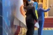 ウクライナ大使、国際イベントで突然罪のないロシア大使をボコボコに殴り始める