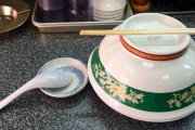 【悲報】ラーメン屋ワイ、親切で器を重ねただけなのにクソ店主にキレられるｗｗｗｗｗｗｗｗｗｗｗｗｗ