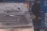 【動画】 女「車の給油口が凍ってる！ライターで溶かしたろ！」→