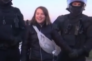 グレタさん、炭鉱反対デモ参加中警察に身柄拘束されるも満面の笑顔…[海外の反応]