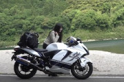 【動画】GSX1300Rに乗るバイク女子さん、四万十川の例のポイントで2連続停車転けをしてしまう(´･_･`)