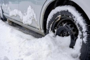 雪降らない地域に住んでる人って雪で動かない車を皆で押した経験ないってマジなの？
