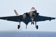 米空母の飛行甲板に衝突したF-35Cは海に落下、現場は中国に近い南シナ海