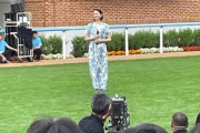 函館競馬場、レース後にパドックで長澤まさみさんのトークショーを開催　人が押し寄せ大混乱にwww