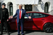 【速報】トランプ大統領、「友情の証」としてイーロン・マスク氏から送られたテスラ車の処分を検討