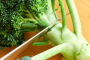 同僚の食材の認識ではブロッコリーの茎、セロリの葉、大根や蕪の葉はゴミらしいんだけどうちは…