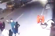 【動画】中国、道路の真ん中で広場ダンス踊っていて、自動車が来るとどうなるか…？