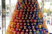 【サンタも泥棒に】ヴィトンのクリスマスツリーがこちらw