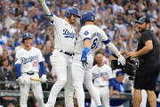 【ドジャース】〝下半身ぶつけ珍祝福〟が物議「ファウルカップを突き飛ばした」大谷翔平もやるのか