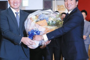 巨人・長野久義の引退会見で何故か岡本にも花束贈呈！？「チョーさん」からの粋な計らい？今オフメジャー挑戦の惜別か