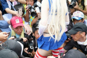 【悲報】女コスプレイヤーさん、コスプレより下半身を撮られる
