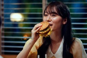 櫻坂46守屋麗奈、ビッグマック頬張りキュートな笑顔！　マクドナルド新CMに出演