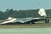 F-22 胴体着陸実施、降着装置の展開できず