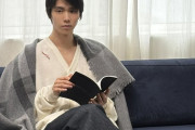 羽生結弦『YUZURU2027カレンダー』オフショット解禁！ブランケット姿で魅せる、柔らかなリラックスムードに釘付け。予約は9/9まで、お見逃しなく！