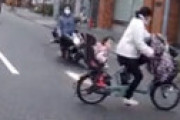 【動画】 自転車ママさん、子供乗せてノールック横断でバイクが転倒・・ バイクかわいそうすぎると批判噴出
