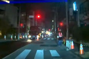 【動画】赤信号なのに誘導員に「行け！」と合図されて困ってしまうドラレコ。