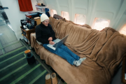 使われなくなった旅客機で生活するおじいさん 海外の反応