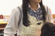 【GIF】保育士体験のJKさん、園児に揉まれてしまうw