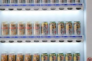 バカ「自販機に500円チャリン！ビールうっめぇ～！」チノ「あーあですね…」目を覆う