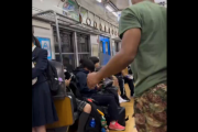 【悲報】黒人さん、電車で大暴れて周りをドン引きさせるｗｗｗｗ