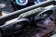 NVIDIA GeForce RTX 4050グラフィックスカードの箱がGALAXのRTX 40発表会に置かれているのを目撃される
