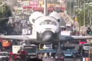2012年、NASAはスペースシャトルをロサンゼルスの街中を通ってカリフォルニア・サイエンス・センターに移動させた。海外の反応