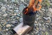 【超簡単! 】1秒DIY「ロケットストーブ」で焚き火してみた!　高火力＆煙も少ない「実践レポ」