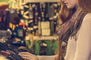 最近、大人女子が「服を買わなくなった」理由