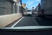 【動画】高速道路を走る女性ドライバー「車線変更しよっと」急ブレーキﾎﾟﾁｯ → 追突され女性さんブチギレ