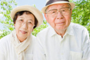 旅行好きな70代の両親が最近「お金がなくて～(ﾁﾗｯ」と私にタカりたい素振りを見せる。知人夫婦が子供に旅行をプレゼントされたのが羨ましいみたい