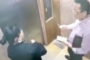 【中国】エレベーター内の喫煙を注意されてブチギレるおっさん(ﾟoﾟ)