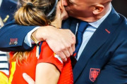 【画像】スペインサッカー連盟会長のこのキスシーンｗｗｗｗｗｗｗｗ