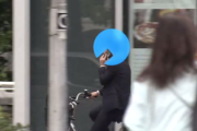 【超警告】弁護士『自転車乗ってる人、来月からスマホ持って運転したら一発アウト。犯罪です』