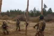 ロシア軍歩兵がFPVドローンからの回避を学ぶ訓練？！